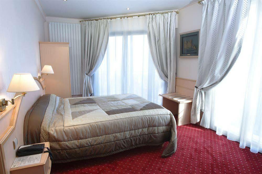 Hotel Le Berry Saint-Nazaire Exterior photo